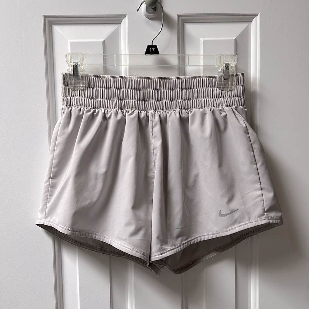 NWOT Nike One Women’s Mid-rise 3” Light Gray Running Shorts Size S
